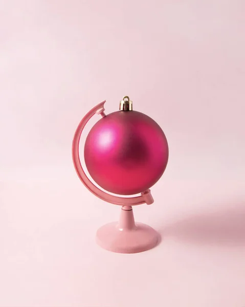 Ροζ Χριστούγεννα Μπιχλιμπίδι Σαν Μια Υδρόγειο Ανοιχτό Ροζ Φόντο Minimalistic — Φωτογραφία Αρχείου