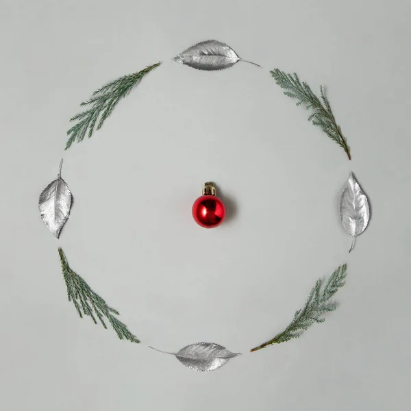 Χριστουγεννιάτικος Κύκλος Κόκκινο Μπιχλιμπίδι Κλαδιά Χριστουγεννιάτικων Δέντρων Και Παγωμένα Ασημένια — Φωτογραφία Αρχείου