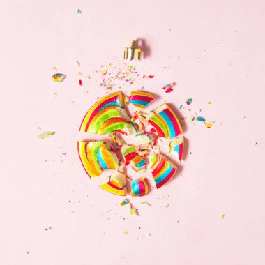 Noel şekeri fikri. Pastel açık pembe arka planda kırık renkli lolipop. Yaratıcı yeni yıl konsepti. Minimalist tatlı Xmas düzlüğü.