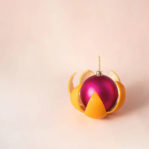 Ροζ Χριστουγεννιάτικο Μπιχλιμπίδι Πορτοκαλί Δέρμα Ανοιχτό Παστέλ Φόντο Minimalistic Χριστούγεννα — Φωτογραφία Αρχείου