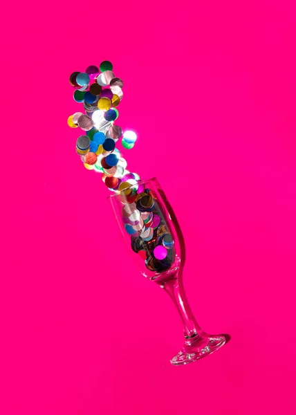 Feestdrankje Glas Vol Confetti Roze Achtergrond Minimalistisch Verjaardagscocktail Concept — Stockfoto