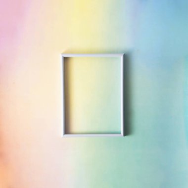 Asgari kopyalama alanı fikri. Renkli arka planda beyaz çerçeve. Ürün ve metin konsepti için yaratıcı alan.