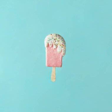Pastel pembe dondurma turkuaz arka planda eriyor. Modern tatlı konsepti. Lezzetli yaz yemeği fikri..