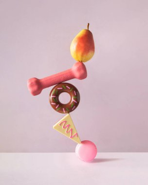 Yaratıcı dengeli yaşam tarzı konsepti. Pastel mor arka planda tatlılar, meyve ve egzersiz içeren minimalist kompozisyon. Sağlıklı yemek fikri..