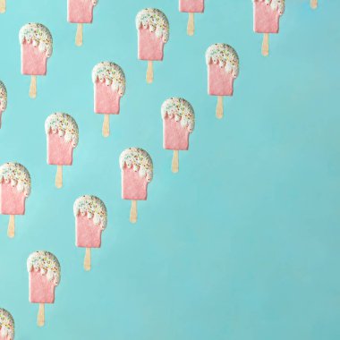 Turkuaz arka planda pastel pembe dondurma eritme deseni. Fotokopi alanı ile modern tatlı kavramı. Lezzetli yaz yemeği fikri..