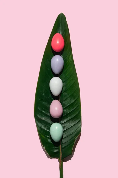Blad Kleurrijke Eieren Pastel Licht Roze Achtergrond Creatief Paasconcept — Stockfoto