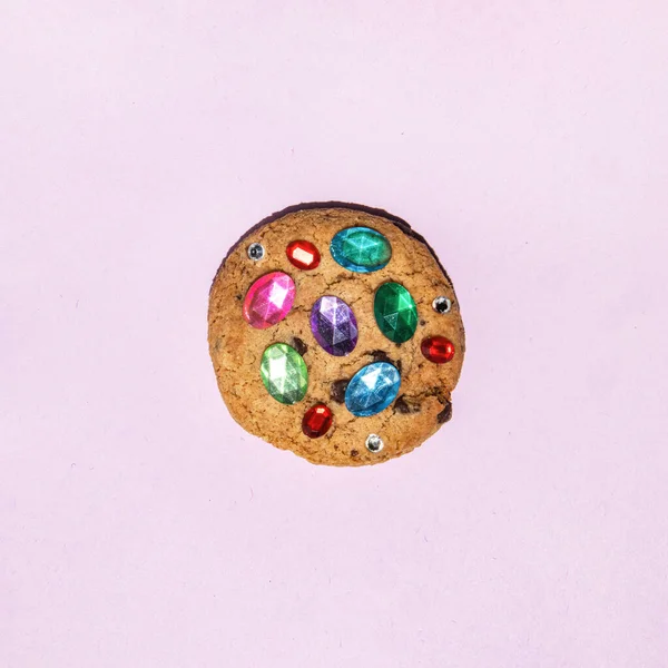 파스텔 빛깔의 보라색 배경에 맛있는 창의적 맛있는 사탕의 로열티 프리 스톡 이미지