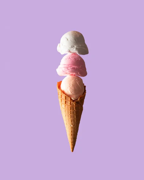 파스텔 보라색 배경에 원추형 아이스크림 놓으세요 창조적 단것들 풍부하다 아이디어 스톡 사진