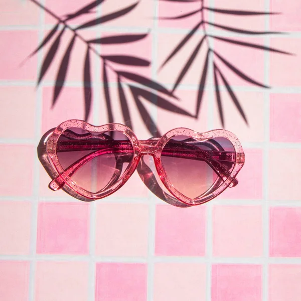 Gafas Sol Hojas Palma Sombra Sobre Azulejos Mosaico Rosa Concepto — Foto de Stock