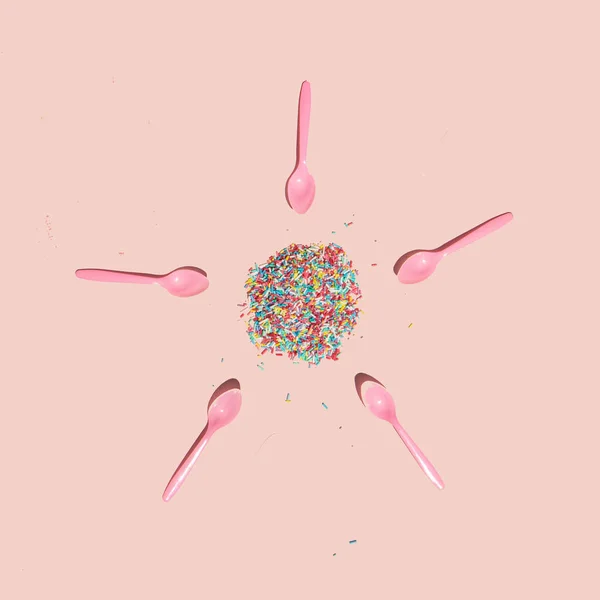 창의적 분홍빛 배경에 숟가락 스프링클러로 미니멀리즘적 맛있는 음식을 — 스톡 사진