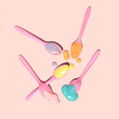 Pastel maltlı dondurma ve açık renkli pastel pembe arka planda kaşıklar. Yaratıcı gıda konsepti. Minimalist tatlı kompozisyonu. Güneşli yaz günü fikri.