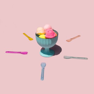 Pastel hafif dondurma topları açık renkli pembe arka planda. Yaratıcı gıda konsepti. Minimalist tatlı kompozisyonu. Güneşli yaz günü fikri.