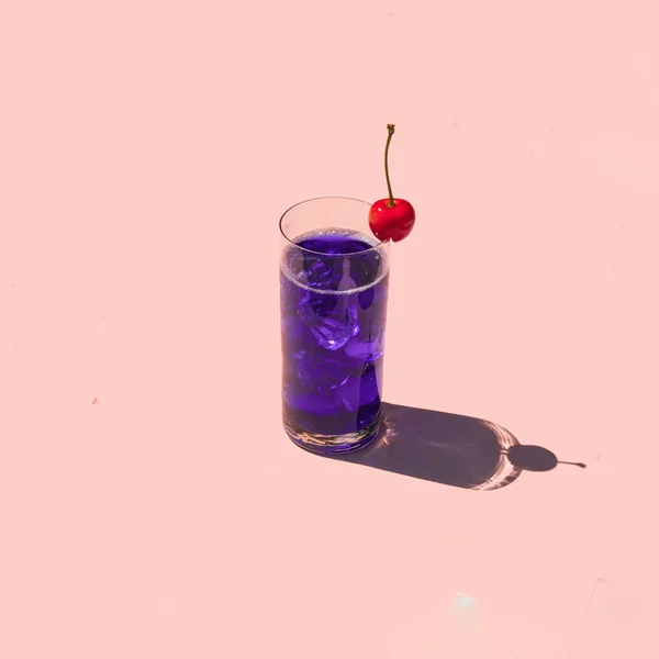 Kleurrijke Cocktail Met Kers Pastel Licht Roze Achtergrond Creatief Drankconcept — Stockfoto