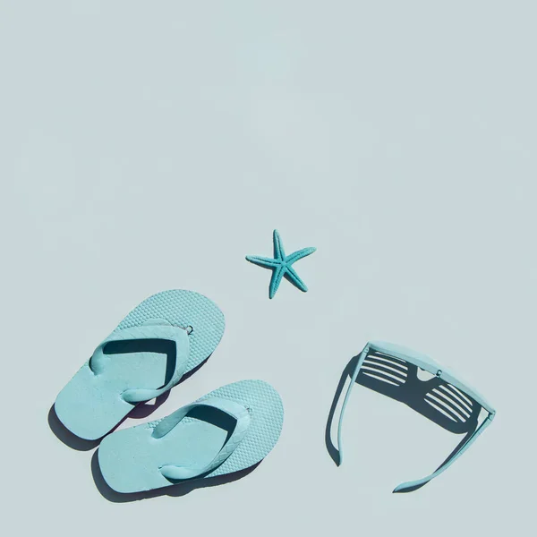 Concepto Playa Monocromática Gafas Sol Chanclas Estrellas Mar Sobre Fondo — Foto de Stock