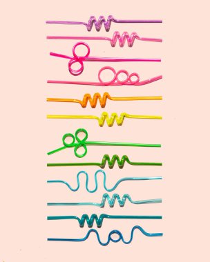 Pembe arka planda pipet içmek. Minimum kokteyl konsepti. Renkli içecek kompozisyonu.