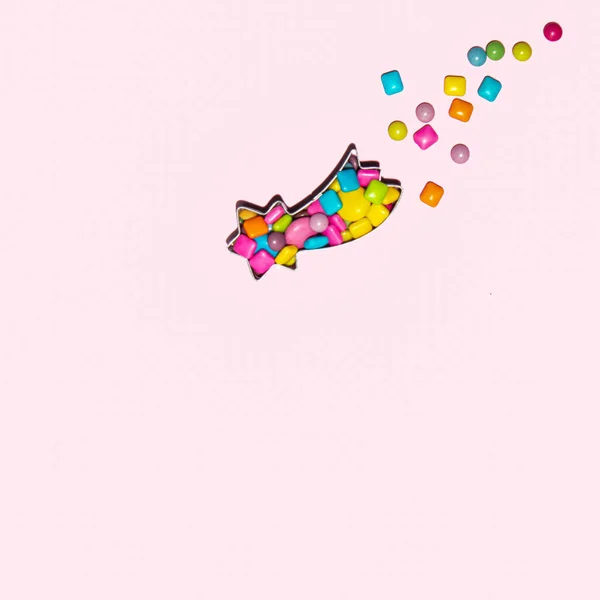 Kolorowe Cukierki Gwiazda Pastelowym Jasnoróżowym Tle Kompozycja Kreatywnych Słodyczy Minimalna — Zdjęcie stockowe