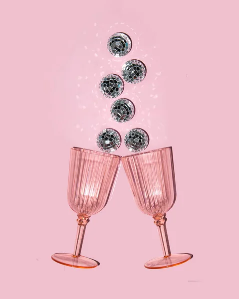 Γυαλιά Και Γυαλιστερές Μπάλες Ντίσκο Παστέλ Ανοιχτό Ροζ Φόντο Μινιμαλιστική — Φωτογραφία Αρχείου