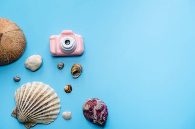 Düz seyahat öğeleri güzel bir şablon içinde serildi. Seyahat ya da tatil kavramı.