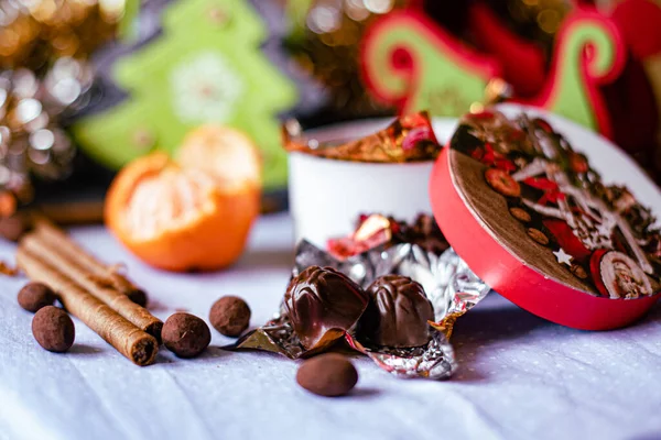 圣诞餐桌上的甜食 巧克力糖果和李子的种类繁多 寒假精神 — 图库照片