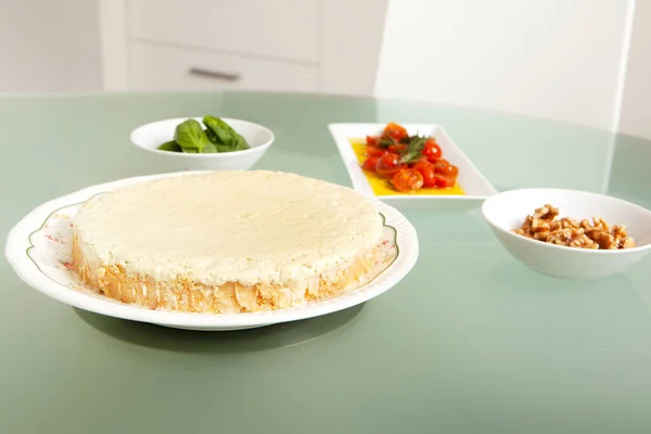Pesto peynirli kek tabanı ve turta sosu. kopyalama alanı. Ev yapımı hamur işi, kek pişirme. Tarif.