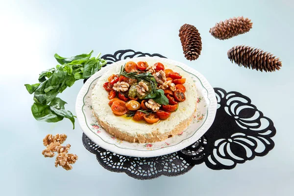 pesto cheesecake hazır ve masanın ortasında sunuluyor.