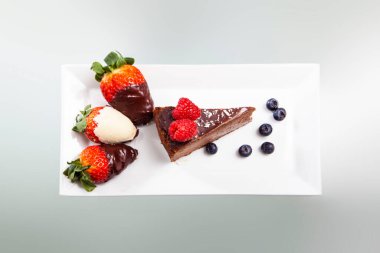 Çilekli çikolatalı pastanın üst görüntüsü. Kaplama ve dekore edilmiş