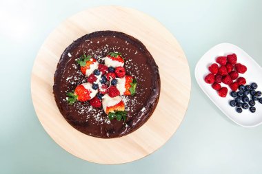 Çilekli çikolatalı cheesecake manzarası