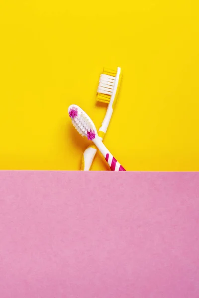 Toothbrushes Two Colors Yellow Pink Color Background Copy Space — Stock Photo, Image