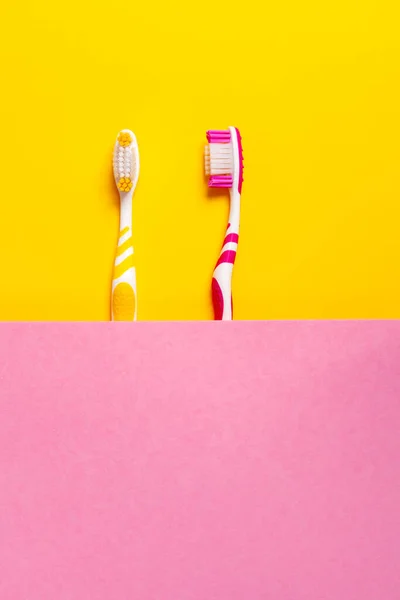 Toothbrushes Two Colors Yellow Pink Color Background Copy Space — Stock Photo, Image