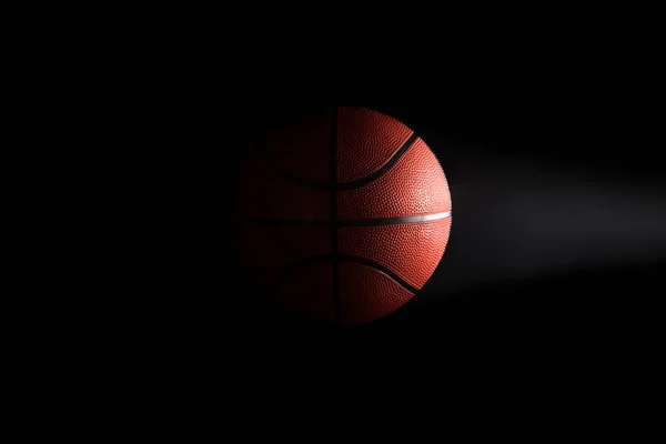 Siyah arkaplanda fotokopi alanı olan basketbol