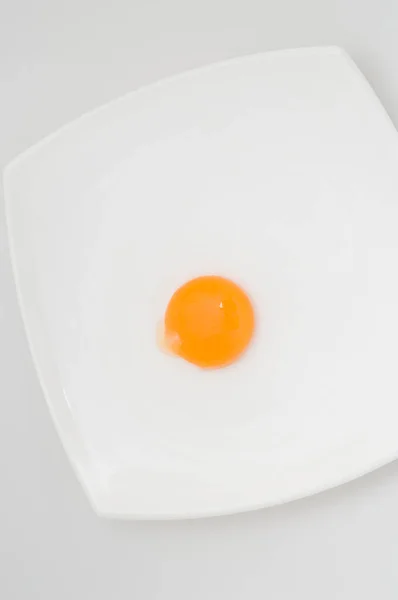 Яєчний Жовток Тарілці Ізолюється Імітуючи Смажене Яйце — стокове фото