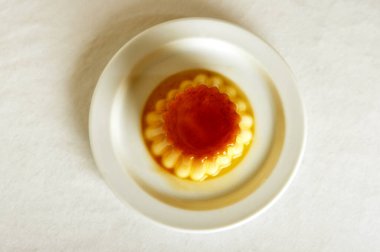 Beyaz arkaplan ve metin için boşluk içeren vanilyalı turta