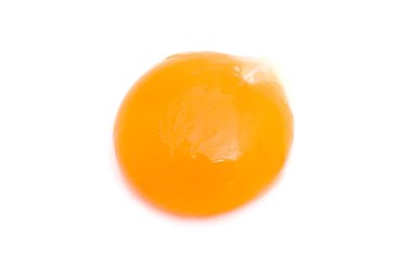 Beyaz arka planda kabuklu yumurta sarısı ayrıntıları