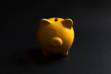 Siyah arka planda sarı kumbaranın ön görüntüsü