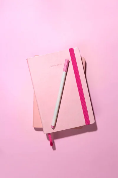 Pembe masaüstünde üst görünüm dizinleri