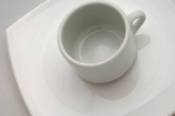 Чашка Кофе Тарелке Сером Фоне — стоковое фото