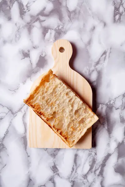 Kesme tahtası ve mermer zemindeki tost ekmeğinin üst görüntüsü