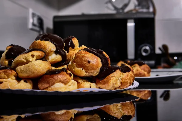 Prezentace Pokovování Profiterolů Smetanou Čokoládou — Stock fotografie