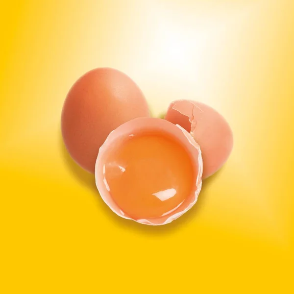 Ізольований Склад Сирого Яйця Показує Жовтий Фон — стокове фото