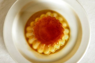 Beyaz arkaplanlı vanilyalı turta