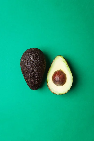 Avocado Aperto Metà Con Sfondo Verde — Foto Stock