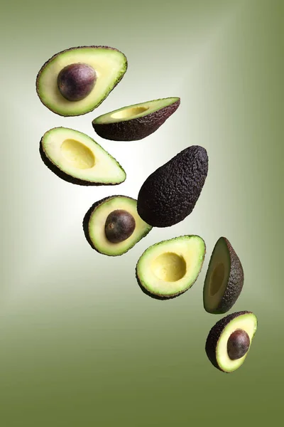 Avocado Tagliato Metà Galleggiante Aria Con Sfondo Verde — Foto Stock