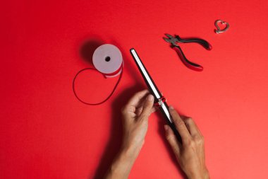 Deri ve metal zamak yüzük yapan bir kadın.