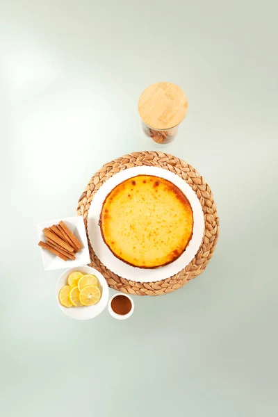 柠檬芝士蛋糕底座和馅饼顶盖的顶部视图 复制空间 自制糕点 烹调蛋糕的概念 — 图库照片