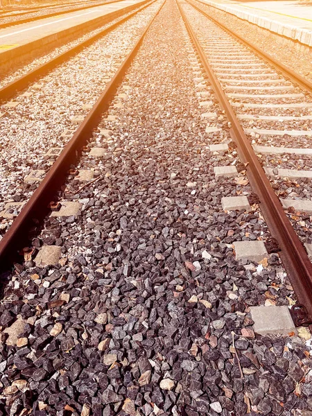 Eski tren rayları perspektifte. İleri ya da yolculuk konsepti