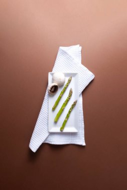 Kahverengi arkaplan mantarlı kuşkonmaz.