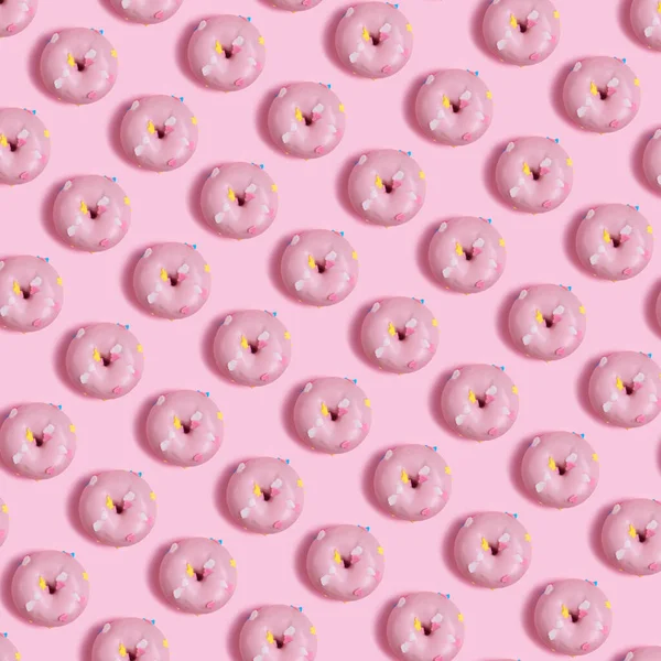 Pembe arka planı olan kusursuz pembe donut.