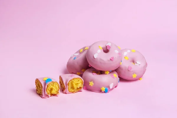 Donut Rosa Isolado Com Chocolate Rosa Com Fundo Rosa — Fotografia de Stock