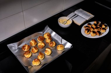 Kremalı ve çikolatalı profiterol sunumu ve kaplaması