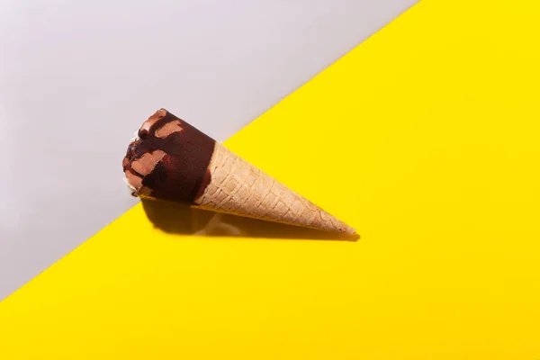 Sorvete Cone Chocolate Fundo Amarelo Cinza Com Espaço Cópia — Fotografia de Stock